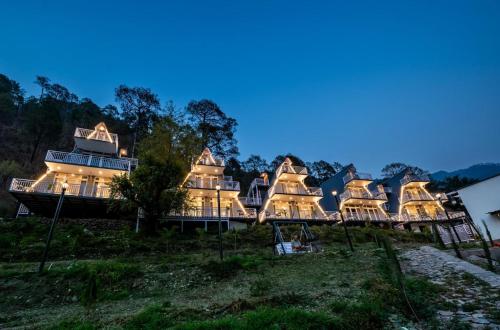 RāmgarhにあるKainchi Retreat near Kainchi Dhamの夜の丘の上の大家