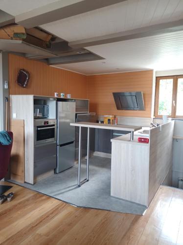 d'une cuisine avec des appareils en acier inoxydable et des murs en bois. dans l'établissement Quietude, à Honfleur