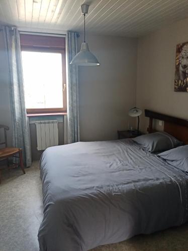 une chambre avec un grand lit et une fenêtre dans l'établissement Quietude, à Honfleur