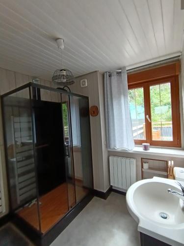 une salle de bain avec douche et lavabo dans l'établissement Quietude, à Honfleur