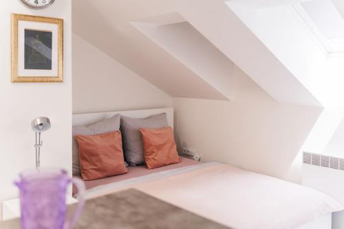 Una cama o camas en una habitación de Silvie Apartments - Wurmova