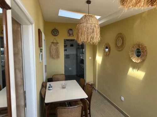 ein Esszimmer mit einem weißen Tisch und Stühlen in der Unterkunft Zanzibar in Savina
