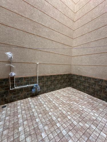 La salle de bains est pourvue de carrelage et d'un mur. dans l'établissement New modern apartment Saidia, à La Celle-sous-Gouzon