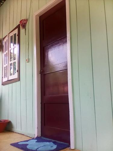 una puerta abierta de una casa con una alfombra azul en VIVENDA Nascimento, en São Tomé