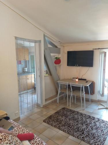 Appartement 1 pièce à deux pas de la plage et à 10min du centre ville et la gare 15 minutes de l'aéroport