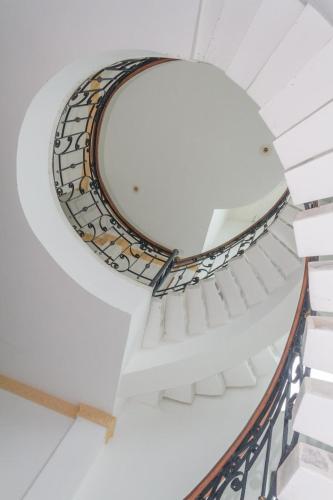 a circular mirror on the side of a staircase at Hermosa casa en el centro de Ricaurte in Ricaurte
