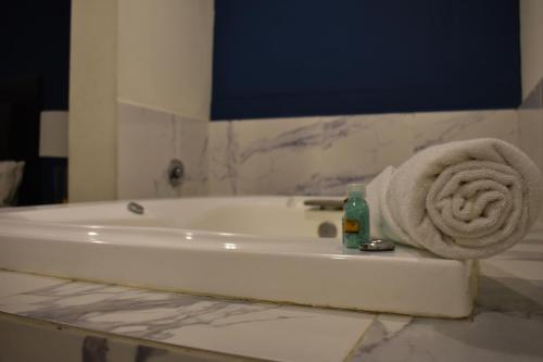 a bathroom with a bath tub with a towel on it at Hotel Casa 20 in León