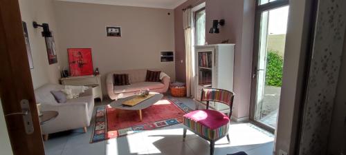 un salon avec une table et des chaises dans l'établissement Mas Cabannes en Provence, à Cabannes