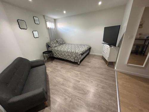 un salon avec un canapé et une télévision dans l'établissement AS app, à Reims