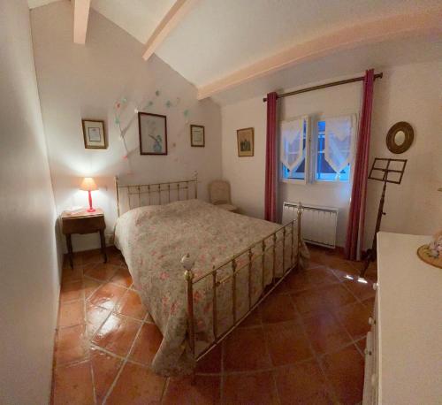 une chambre avec un lit, une table et une fenêtre dans l'établissement La traboule, à La Tranche-sur-Mer