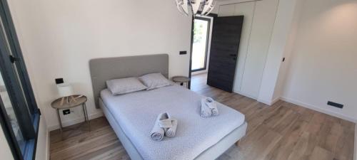 une chambre avec un lit avec des chaussures dessus dans l'établissement Beautiful Luxury Villa with Pool in Antibes, à Antibes
