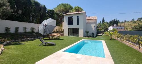 une cour arrière avec une piscine et une maison dans l'établissement Beautiful Luxury Villa with Pool in Antibes, à Antibes