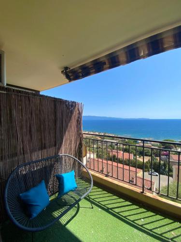 un banc sur un balcon avec vue sur l'océan dans l'établissement VUE MER EXCEPTIONNELLE !! Bien calme et lumineux sur la prestigieuse route des Sanguinaires à Ajaccio, à Ajaccio