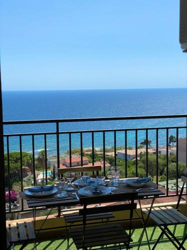 - une table sur un balcon avec vue sur l'océan dans l'établissement VUE MER EXCEPTIONNELLE !! Bien calme et lumineux sur la prestigieuse route des Sanguinaires à Ajaccio, à Ajaccio