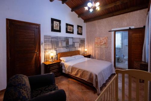une chambre avec un lit et une chaise dans une pièce dans l'établissement Gulliver's Nest, à Castellammare del Golfo