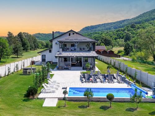 an aerial view of a house with a swimming pool at Casa Patry in Călimăneşti