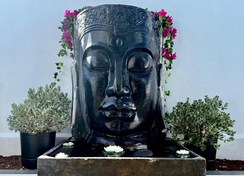 a statue of a face with flowers on it at Apartamento muy cerca de playas ocio y restauración en Candelaria Tenerife in Candelaria