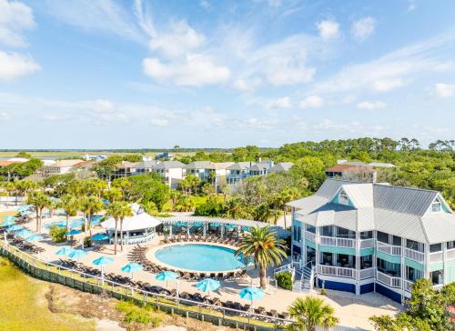 eine Luftaufnahme des Pools im Resort in der Unterkunft Fripp Villa Sleeps 4 with Free Amenity Passes in Fripp Island