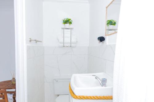 Phòng tắm tại Treasure Beach Inn and Bar