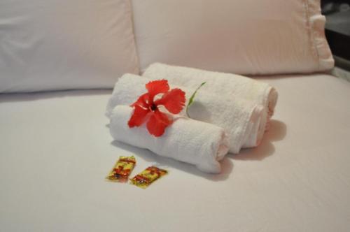 Ένα ή περισσότερα κρεβάτια σε δωμάτιο στο Amendoeira Hotel da Vila