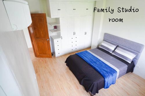 Gambar di galeri bagi Luxurious Place Cozy Spacious Family Suite with WIFI near SM Lucena di Silañgang Mayao