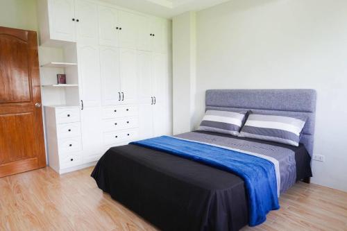 Gambar di galeri bagi Luxurious Place Cozy Spacious Family Suite with WIFI near SM Lucena di Silañgang Mayao