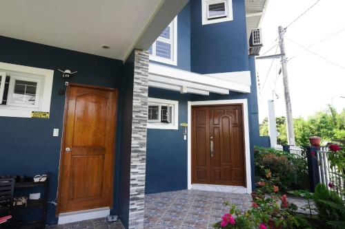 Gambar di galeri bagi Luxurious Place Cozy Spacious Family Suite with WIFI near SM Lucena di Silañgang Mayao