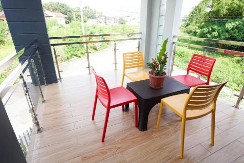 Gambar di galeri bagi Luxurious Place Cozy Spacious Family Suite with WIFI near SM Lucena di Silañgang Mayao