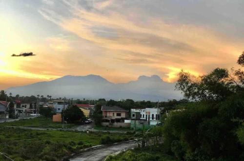 Gambar di galeri bagi Luxurious Place Cozy Spacious Family Suite with WIFI near SM Lucena di Silañgang Mayao