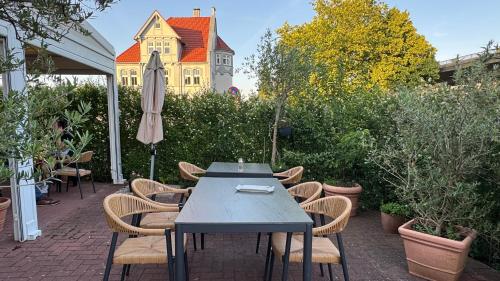 a table and chairs with a building in the background at Ferienwohnung 1 beim Restaurant Rhodos in Heide