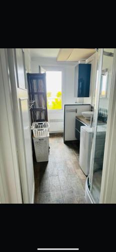 - une cuisine avec une chaise au milieu d'une pièce dans l'établissement Appartement F2 Nice Ouest, à Nice