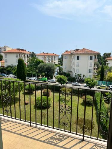 un balcon avec vue sur un parking dans l'établissement Appartement F2 Nice Ouest, à Nice