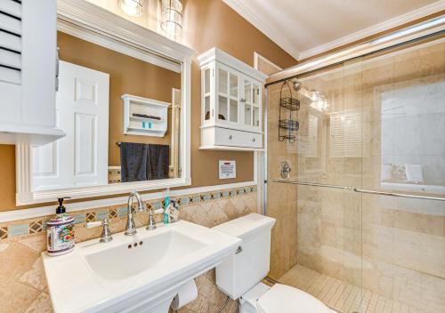 Un baño con lavabo y ducha en Cozy Bungalow Steps from Downtown Mount Dora, en Mount Dora