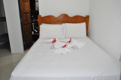 Ένα ή περισσότερα κρεβάτια σε δωμάτιο στο Amendoeira Hotel da Vila
