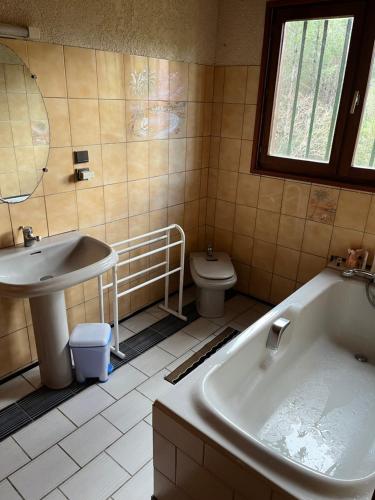 Un baño con bañera, lavabo e inodoro. en Seventies, en Le Verdon-sur-Mer