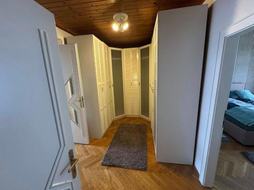 Park apartman Kertes ház a park mellett gyönyörű kilátással Dog friendly garden house with a wonderful view next to the parkにあるベッド