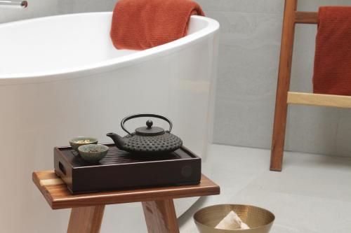 a bathroom with a tea kettle on a table at Casa Alamillo Hotel Boutique in Malinalco