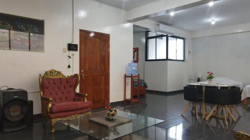 Ruang duduk di Private 4 Story retreat