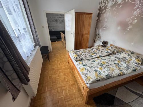 Park apartman Kertes ház a park mellett gyönyörű kilátással Dog friendly garden house with a wonderful view next to the parkにあるベッド