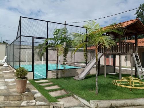 un parque infantil con un tobogán y una piscina en Casa de praia em Mosqueiro, en Belém