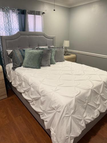 Una cama grande en un dormitorio con una colcha blanca. en Apartment 4 people 2 bedroom Apartamento 4 personas 2 habitaciones, en Margate