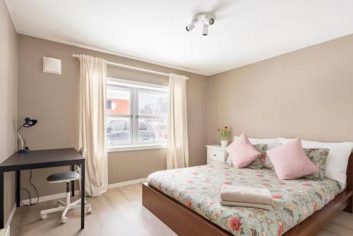 Ένα ή περισσότερα κρεβάτια σε δωμάτιο στο Bright family home
