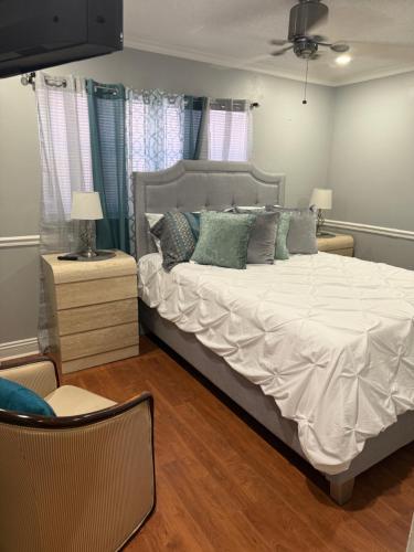 Un dormitorio con una gran cama blanca con almohadas verdes. en Apartment 4 people 2 bedroom Apartamento 4 personas 2 habitaciones, en Margate