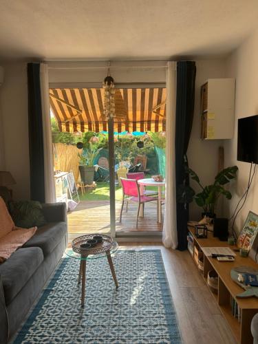 a living room with a couch and a table at Studio le Mistral in Saint-Raphaël