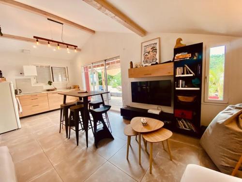 une cuisine et un salon avec une table et des chaises dans l'établissement Maison avec jardin et accès Wi-Fi à Capbreton - FR-1-413-260, à Capbreton