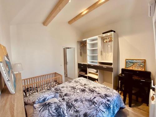 - une chambre avec un lit, un bureau et un piano dans l'établissement Maison avec jardin et accès Wi-Fi à Capbreton - FR-1-413-260, à Capbreton
