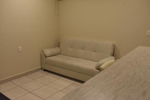 a couch sitting in a corner of a room at Hotel Casa 20 in León