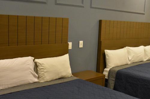 a hotel room with two beds at Hotel Casa 20 in León