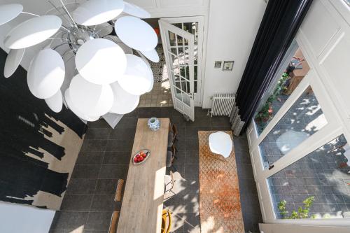 an overhead view of a living room with a table and a chandelier at De Visitatie Rupelmonde in Rupelmonde