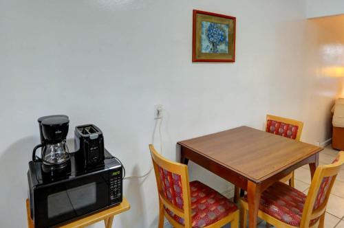 Kemudahan buat kopi dan teh di Richard's Motel Extended Stay